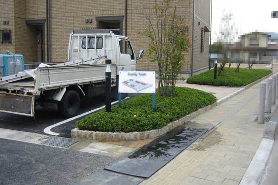 植え込みサインの画像